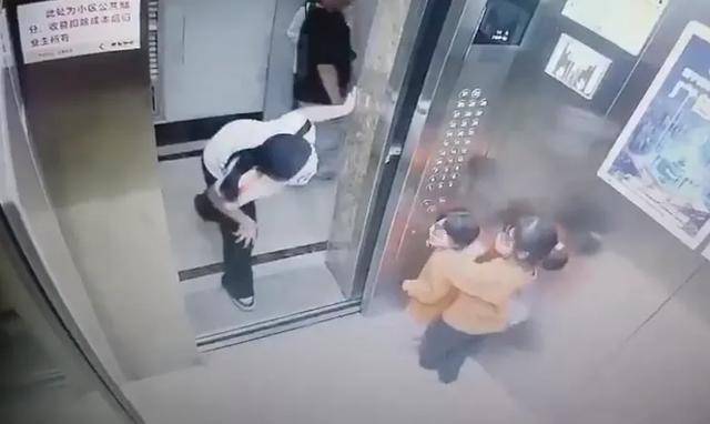 介绍个信用网网址_两幼童电梯里遭面具人吓哭介绍个信用网网址,对方多次阻止电梯门关闭!家长已带孩子看心理医生