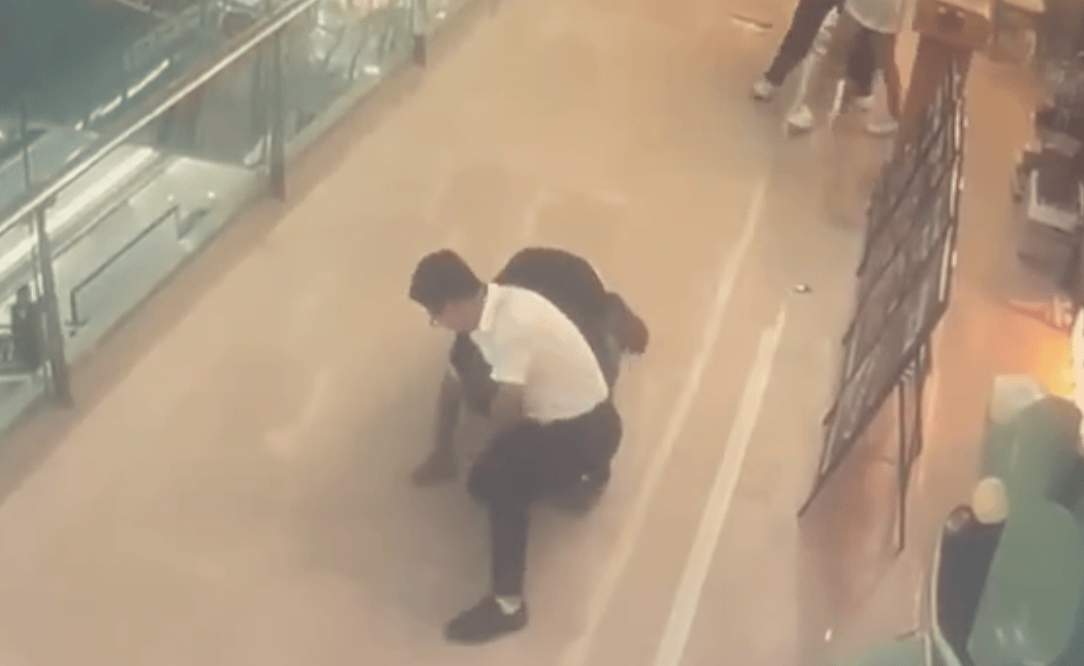 正版皇冠信用网_襄阳女店员迎客时疑被路过男子伸手性骚扰正版皇冠信用网,店长冲出第一时间制服,当地:男子已被行拘