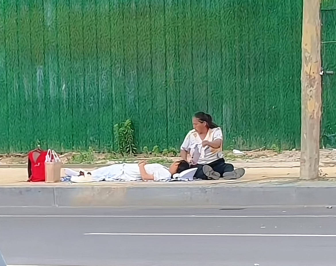 皇冠信用网在线开户_菏泽一高考考生午休躺在路边休息皇冠信用网在线开户,家人在旁不停扇扇子感动网友 ,拍摄者:递了两瓶水