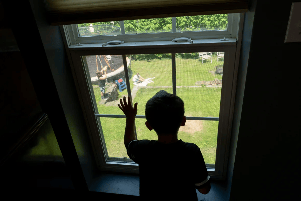 五大联赛所属的国家
_一家人自愿被驱逐出美国:“留在这里是一场赌博”