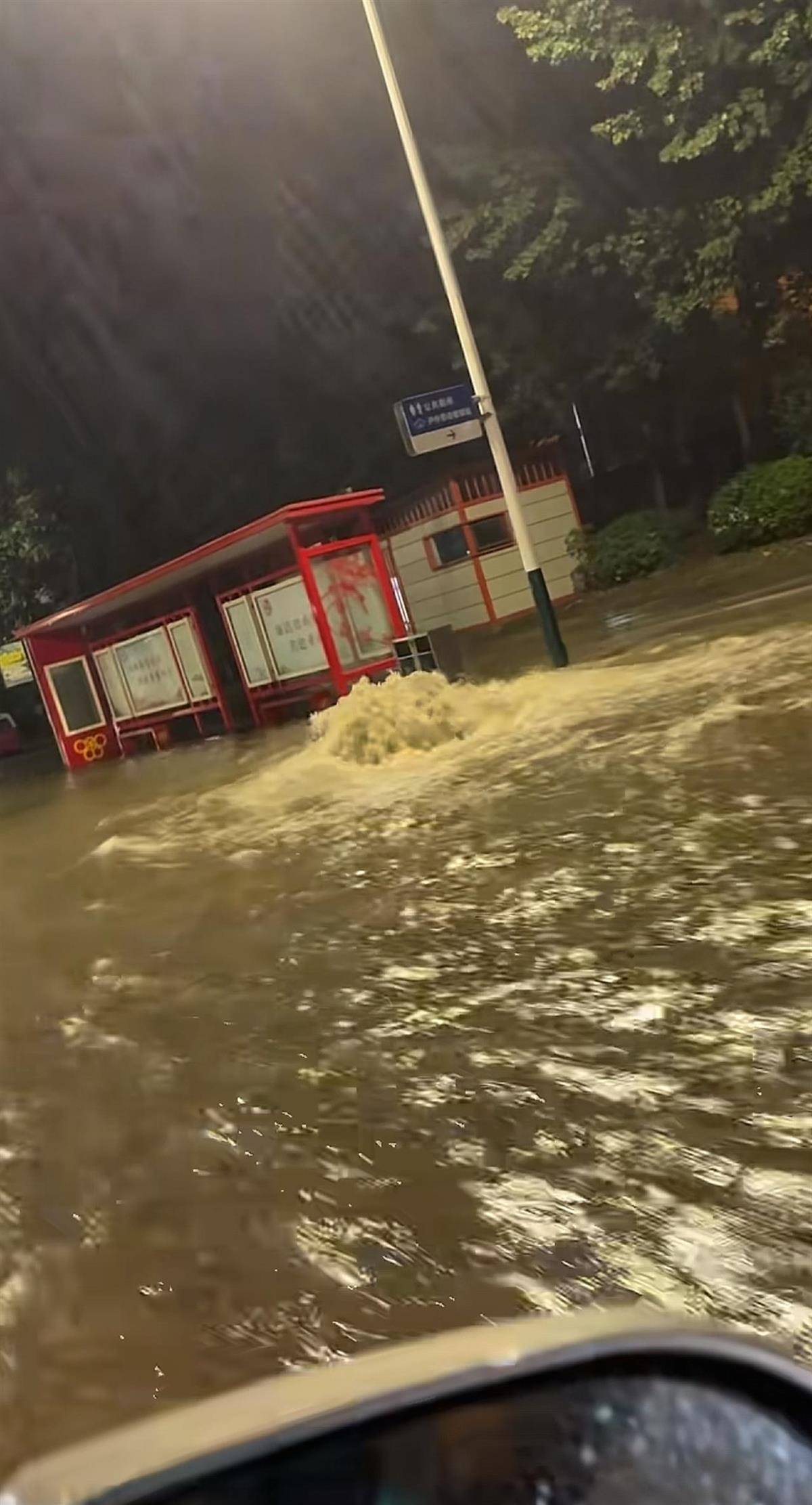 皇冠信用网代理_山东潍坊突发暴雨多处渍水有车辆被淹皇冠信用网代理,有幼儿园通知停课,一男子驾驶牧马人连救5辆车