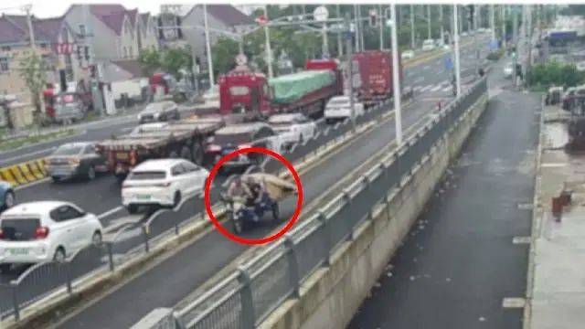 皇冠体育App下载_男子为方便施工队装修新家皇冠体育App下载,将钥匙放楼道消防栓内,致刚买的家电全部不翼而飞!