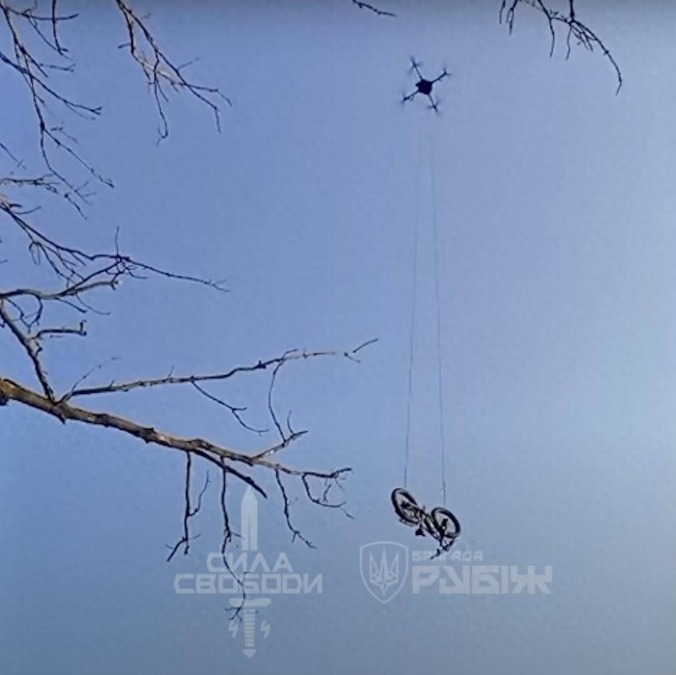 皇冠信用网申请_乌军称救出一名被困俄军后方的士兵:用无人机空投电动自行车