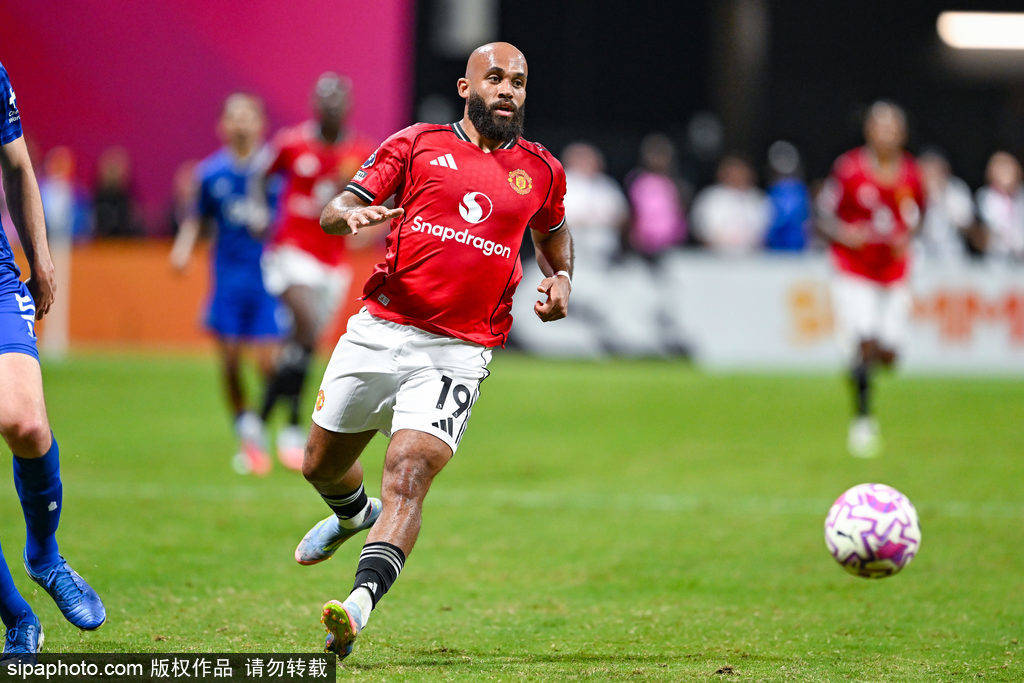 皇冠信用网去哪里弄_肚子有点大皇冠信用网去哪里弄!曼联新援姆贝莫引热议 球迷:身材和我差不多