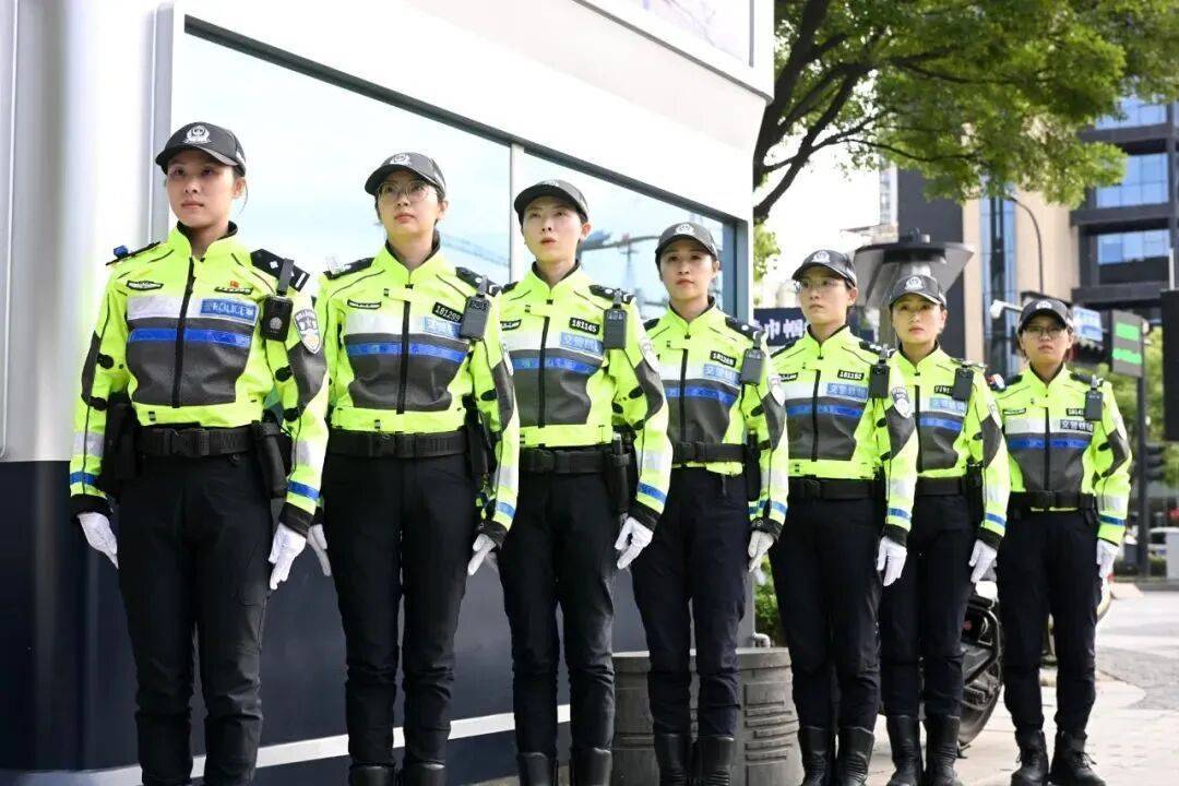 皇冠信用登3代理_杭州1米99“大长腿”交警火出圈皇冠信用登3代理,本人回应:不要关注我,这群人更了不起