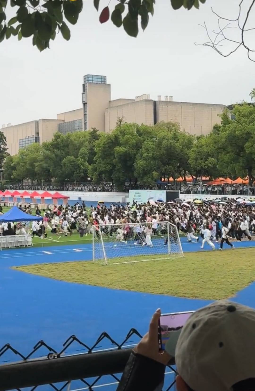 皇冠信用网在线申请_成都市在西南大学招聘数百名教师皇冠信用网在线申请,考生跑步进场引热议,校方:活动时间短,多面会匆忙