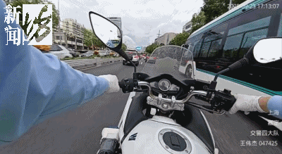 皇冠信用网登1_事发上海晚高峰!汹涌车流中皇冠信用网登1,一男子绝望跳车,直奔民警而去……