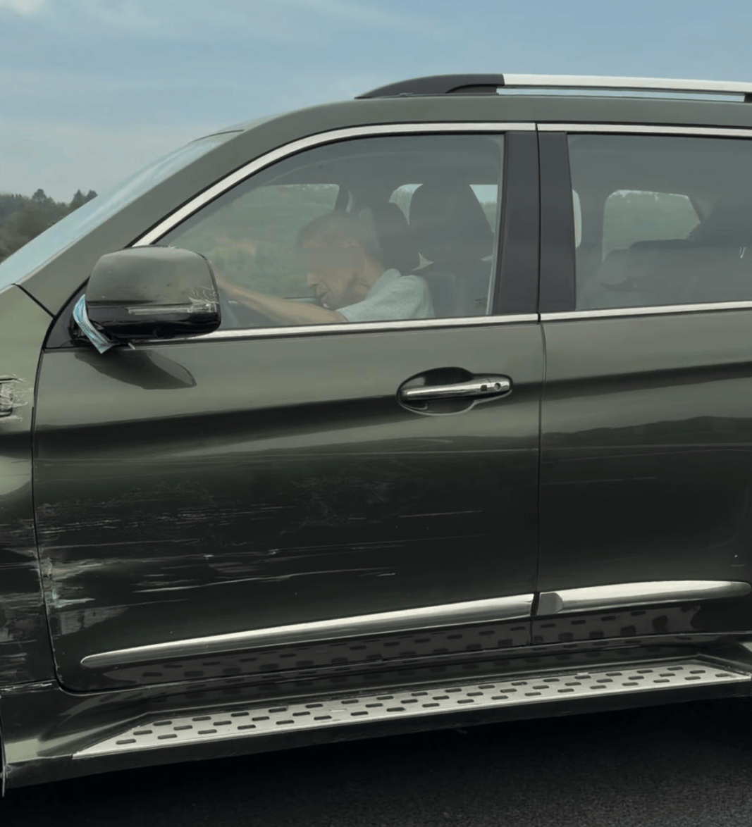 皇冠信用网代理注册_“司机像没意识了一样!”男子称SUV在高速上慢行、撞上石墩也不停皇冠信用网代理注册,交警:司机目前无生命危险