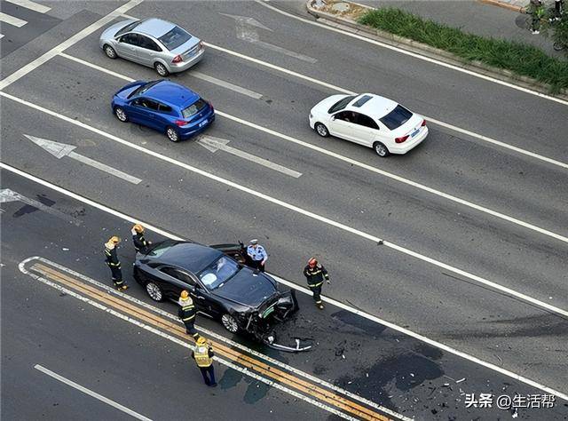 皇冠信用网怎么租_知名车评人陈震开劳斯莱斯发生车祸?交警:事故发生在下午3时许皇冠信用网怎么租,正处理中