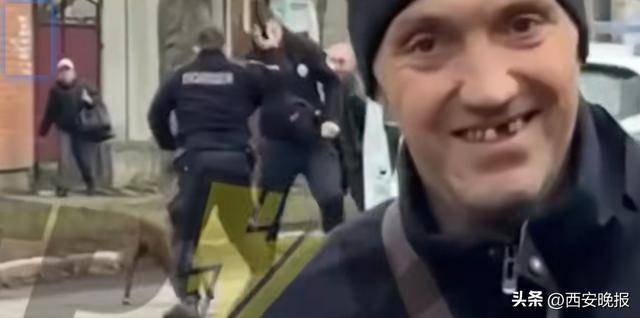 2026世界杯需要熬夜吗
_乌男子遭征兵处抓捕2026世界杯需要熬夜吗
,小狗冲上前护主,将征兵人员咬到大叫倒地,现场一片混乱看笑路人