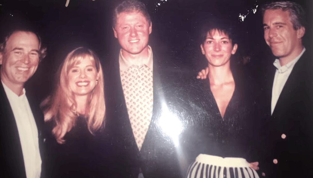 香港足球赛
_爱泼斯坦遗产管理团队交出的95000份影像资料部分曝光香港足球赛
，特朗普等政要出现其中