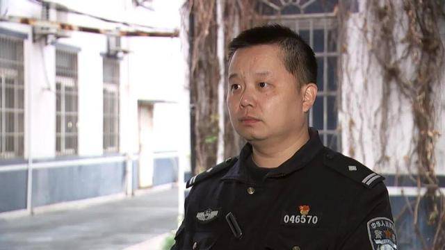 皇冠信用网怎么开户_砰！浙江女子刚坐进车里皇冠信用网怎么开户，一把菜刀砸在眼前，随后剪刀又飞来