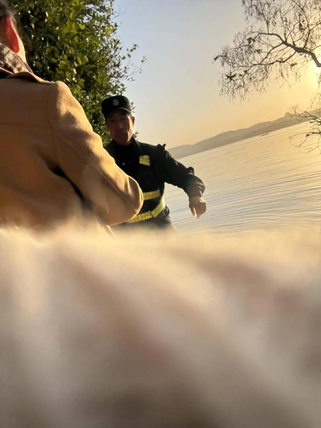 皇冠ag mos011
_清晨意外掉入西湖皇冠ag mos011
,却被一群人“团宠”!22岁广州姑娘直呼:杭州真好!