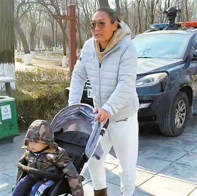 皇冠信用网庄家_天津西沽公园内2岁儿童坠入冰窟 杨浩、刘玉坤争分夺秒救援