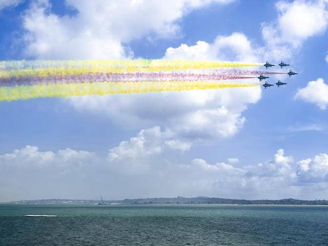 皇冠信用网登3代理_中国空军八一飞行表演队进行检验性飞行