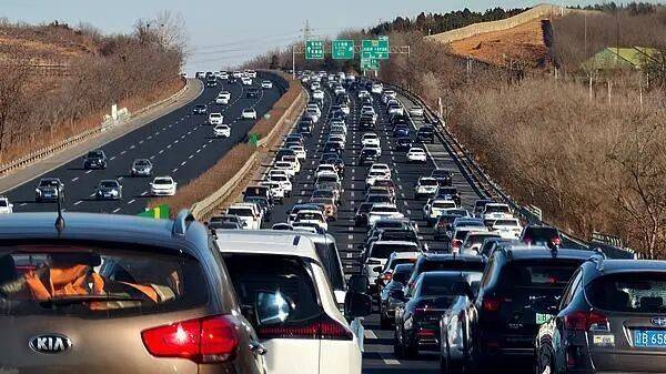 皇冠分红_“上了高速皇冠分红，发现全是聪明人”！还有人带了一锅饭……