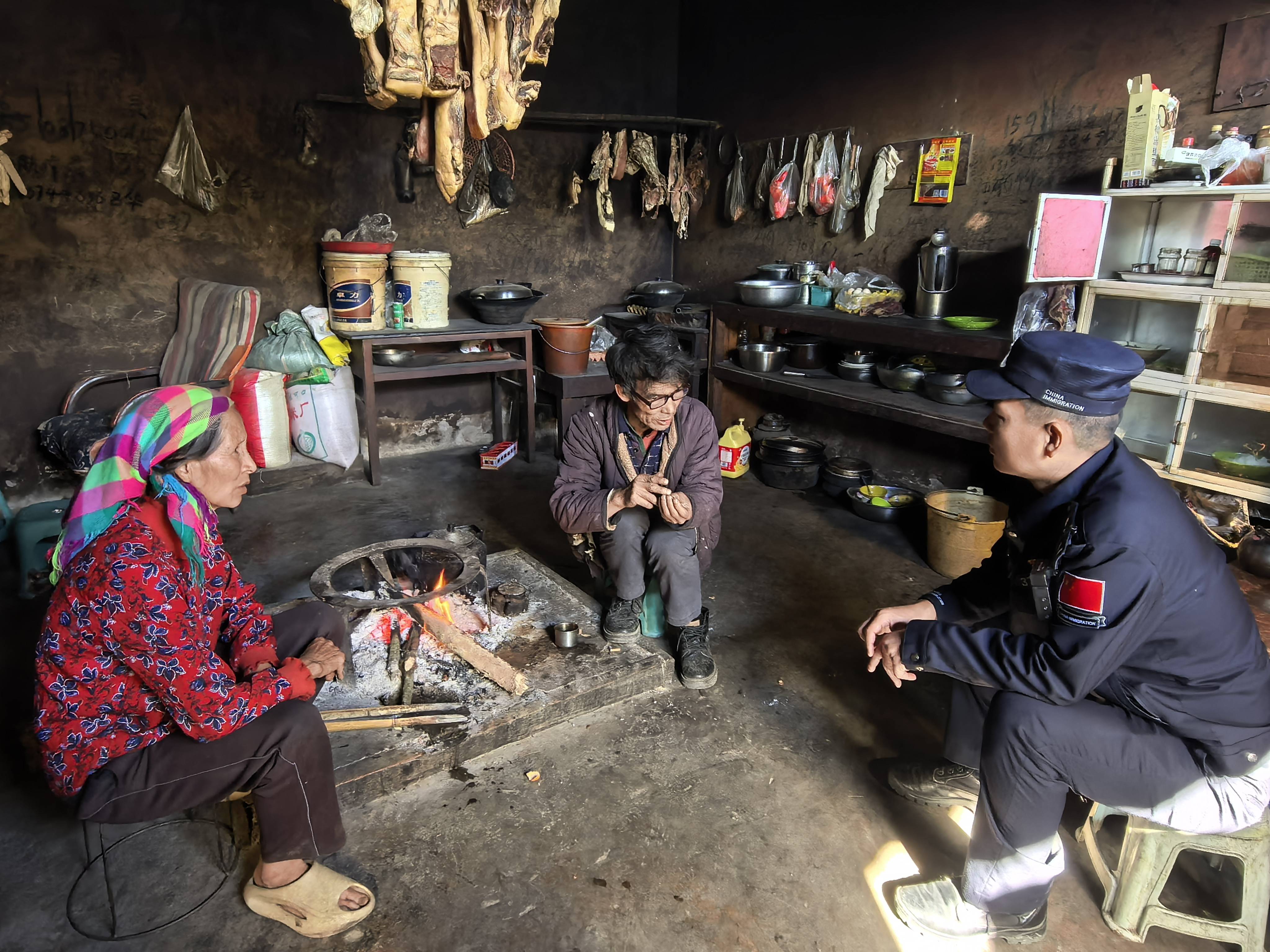 皇冠信用网登3代理
_云南怒江:社区民警“沉”下去 群众满意“提”上来