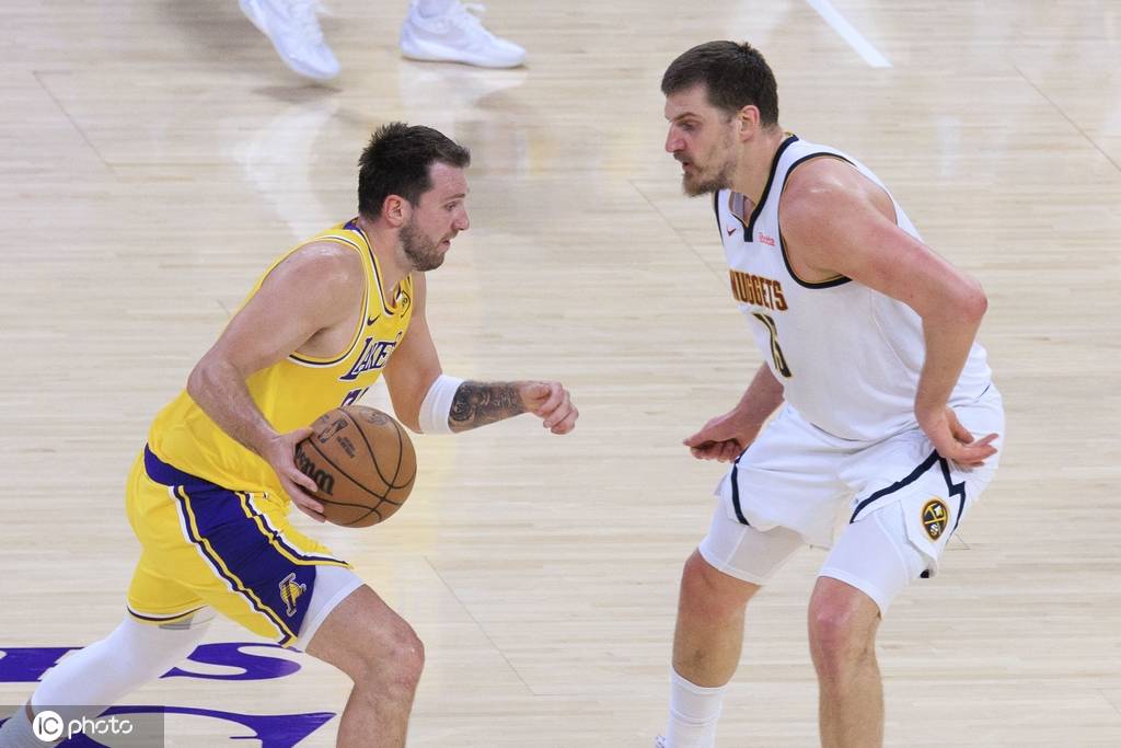 皇冠足球平台代理
_东契奇撤步后仰绝杀+三双 约基奇三双湖人加时胜掘金