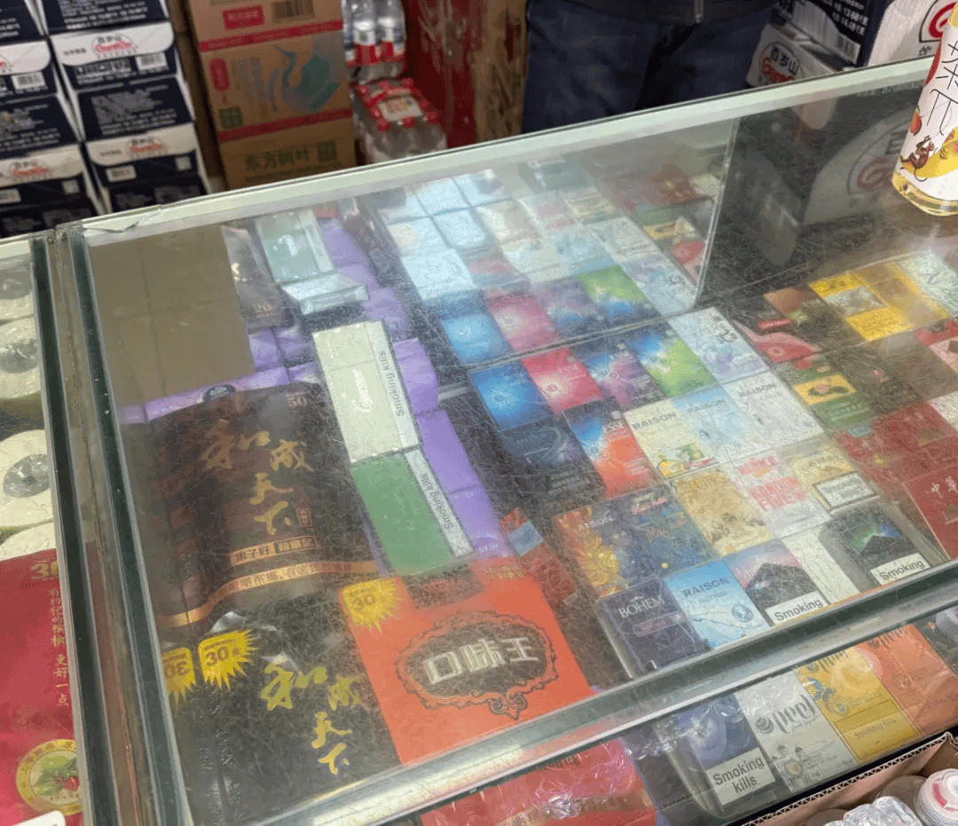 如何申请皇冠信用网_十几分钟都忍不了如何申请皇冠信用网，非得在校门口抽烟？要是您家孩子经过呢？