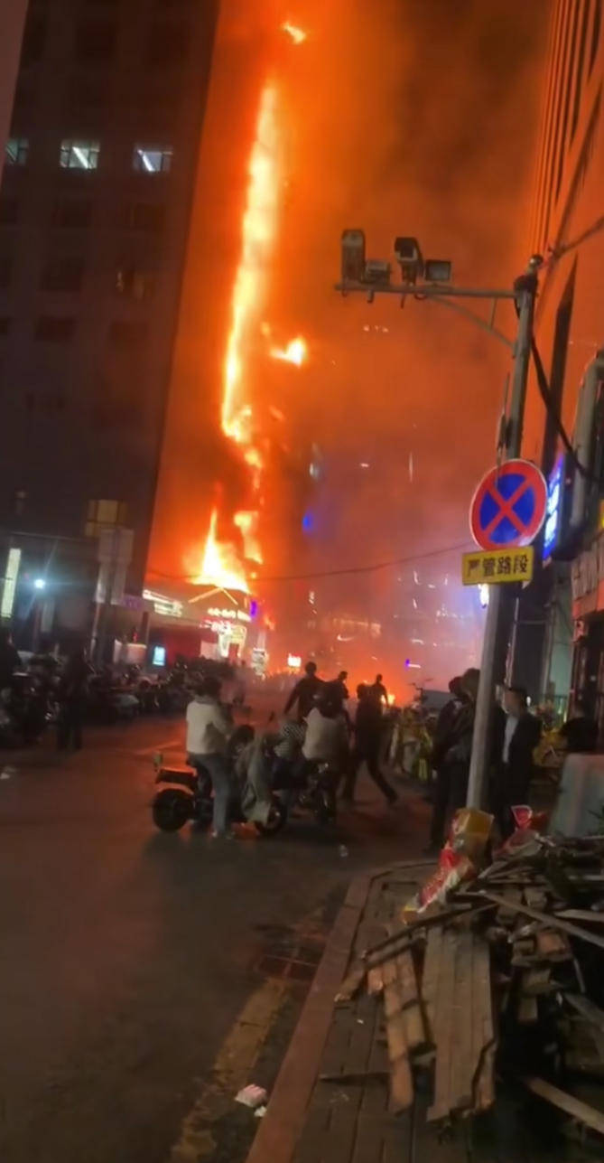 如何代理皇冠信用_记者直击太原大火：起火建筑位于核心商圈如何代理皇冠信用，疑底商烧烤店起火，引燃高楼外立面保温层