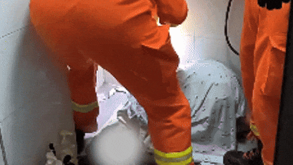 介绍个信用盘网址_广州一女子洗澡时伸手捡掉入厕所的塑料瓶介绍个信用盘网址,却被紧紧卡住右手“无法自拔”,消防营救回应