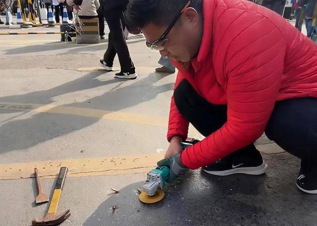 皇冠登录地址_“拔钉侠”越火 城市管理者越该脸红丨豫观察