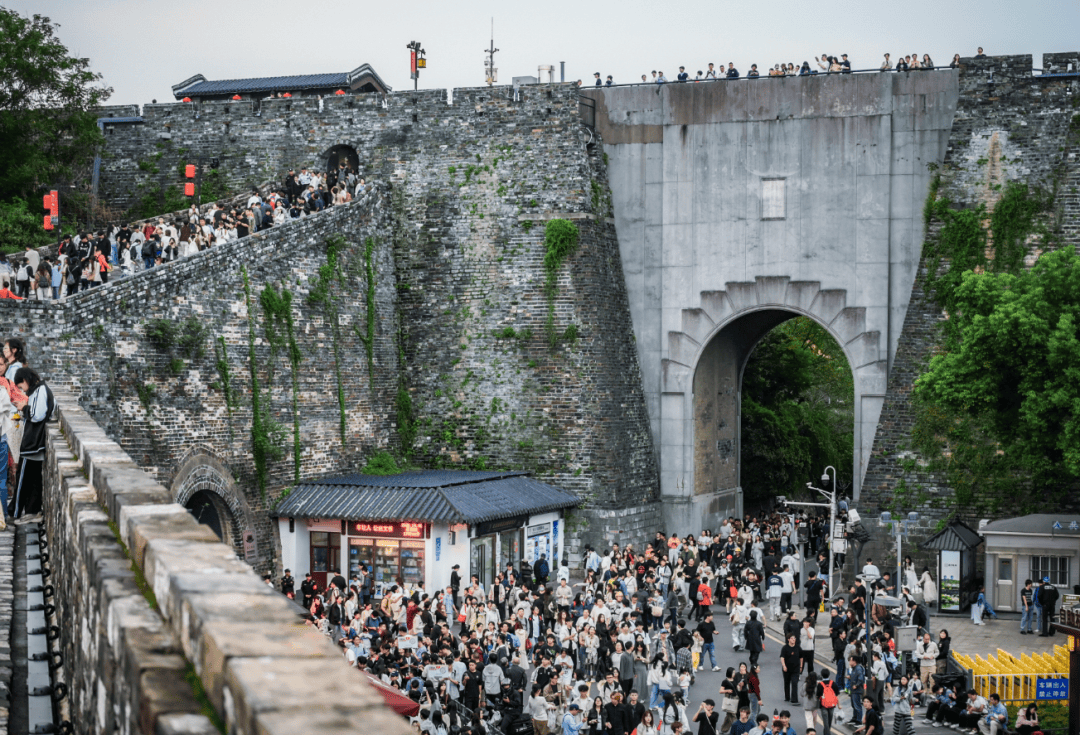 皇冠信用代理出租_“南京城墙成人墙了”;广州有餐厅排号超3500桌皇冠信用代理出租,点杯奶茶要等4小时;敦煌鸣沙山游客坐满山头如拼豆,“感觉有一亿人”